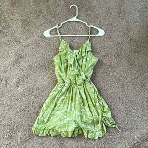 Francesca’s light green flowery romper, perfect for the spring & summer!